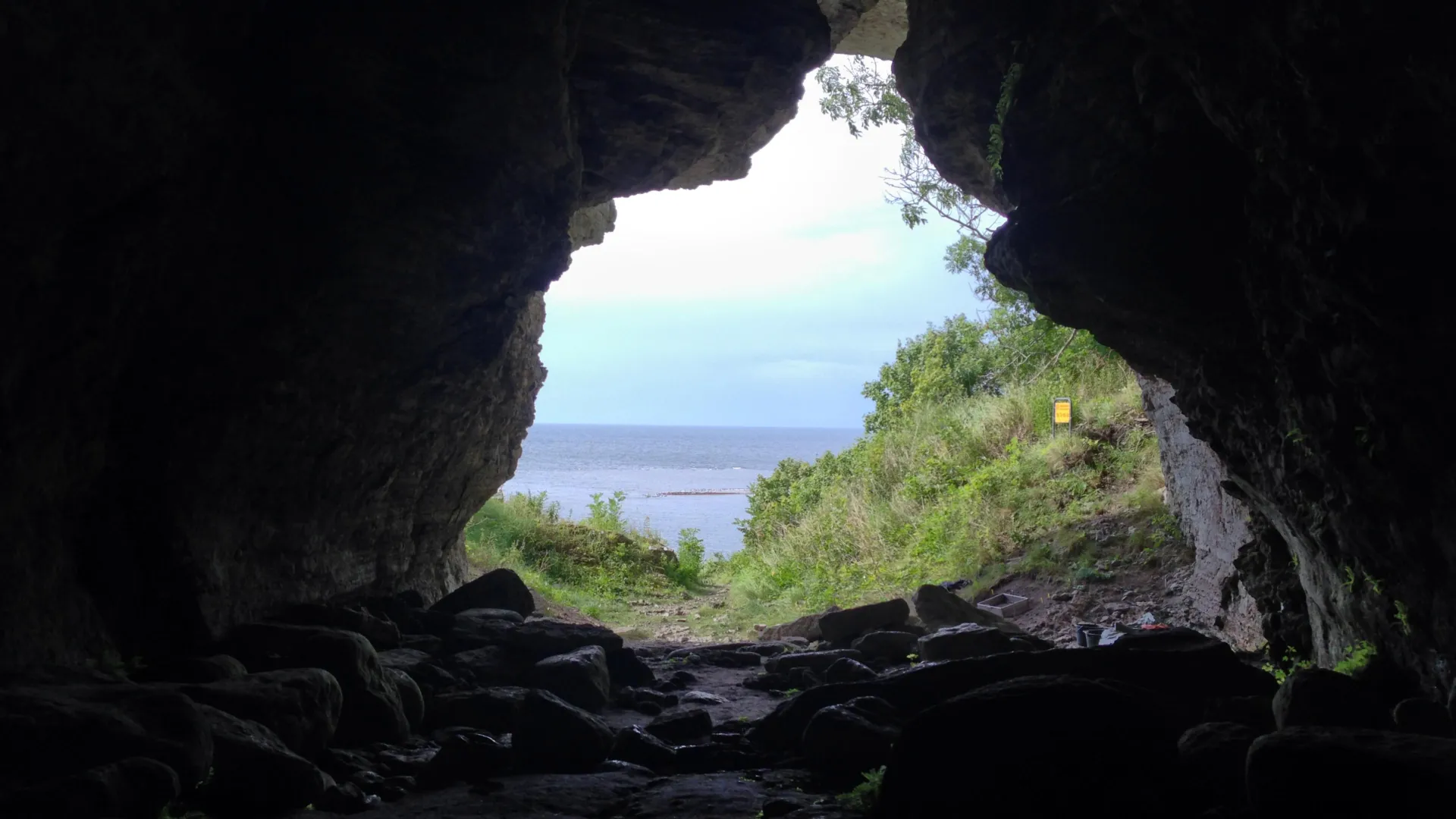 <p>Vista desde la cueva Stora Förvar en la isla de Stora Karlsö, Suecia</p>