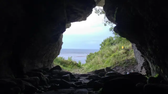 <p>Vista desde la cueva Stora Förvar en la isla de Stora Karlsö, Suecia</p>