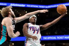 Triple de Edgecombe en últimos segundos da a 76ers victoria de 139-136 en alargue sobre Grizzlies