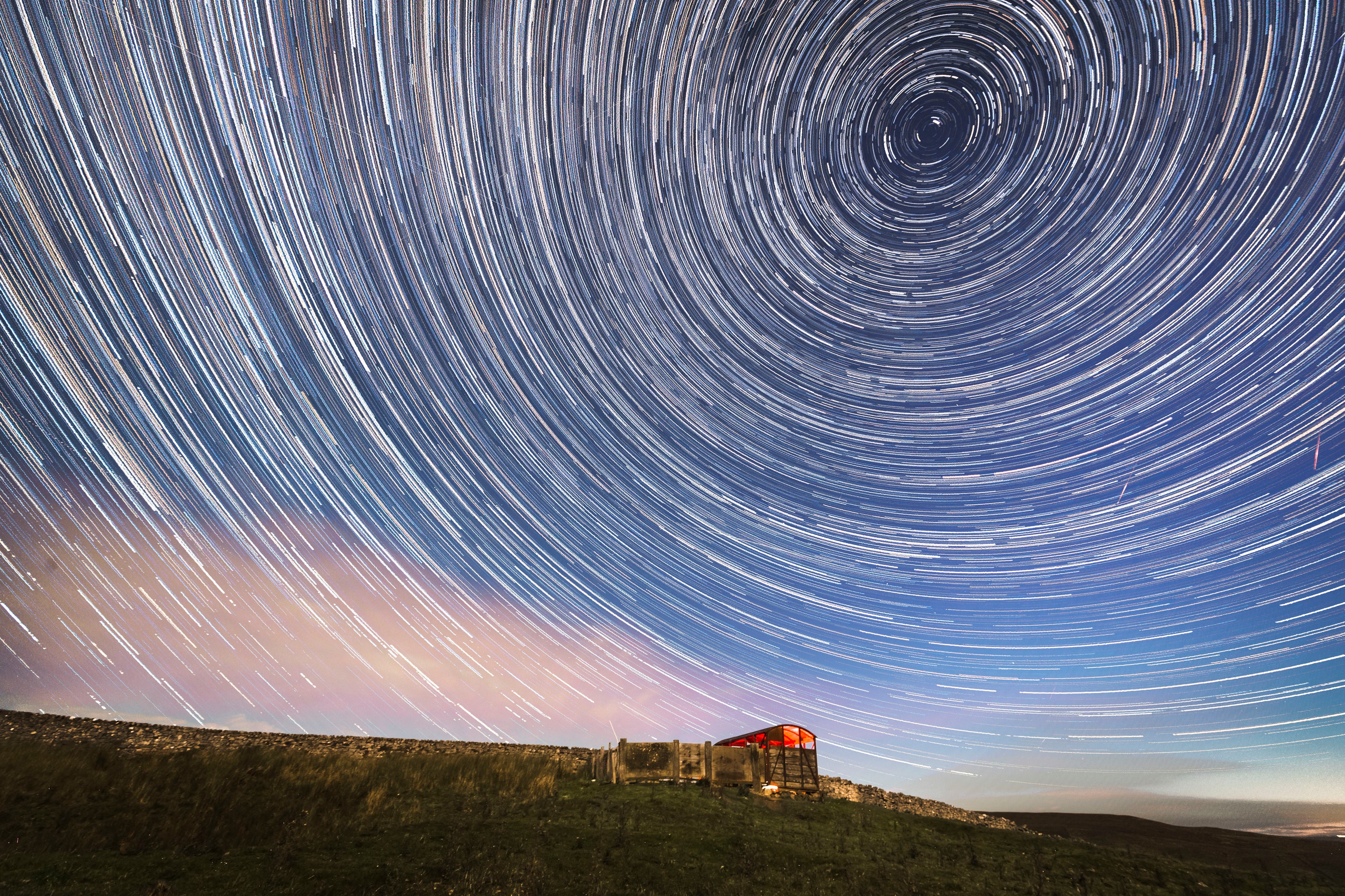 Imagen de larga exposición de la lluvia anual de meteoros Perseidas, captada cerca de Hawes, en el Parque Nacional de Yorkshire Dales