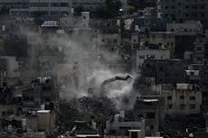 Palestinos observan a excavadoras israelíes derribar sus casas en Cisjordania