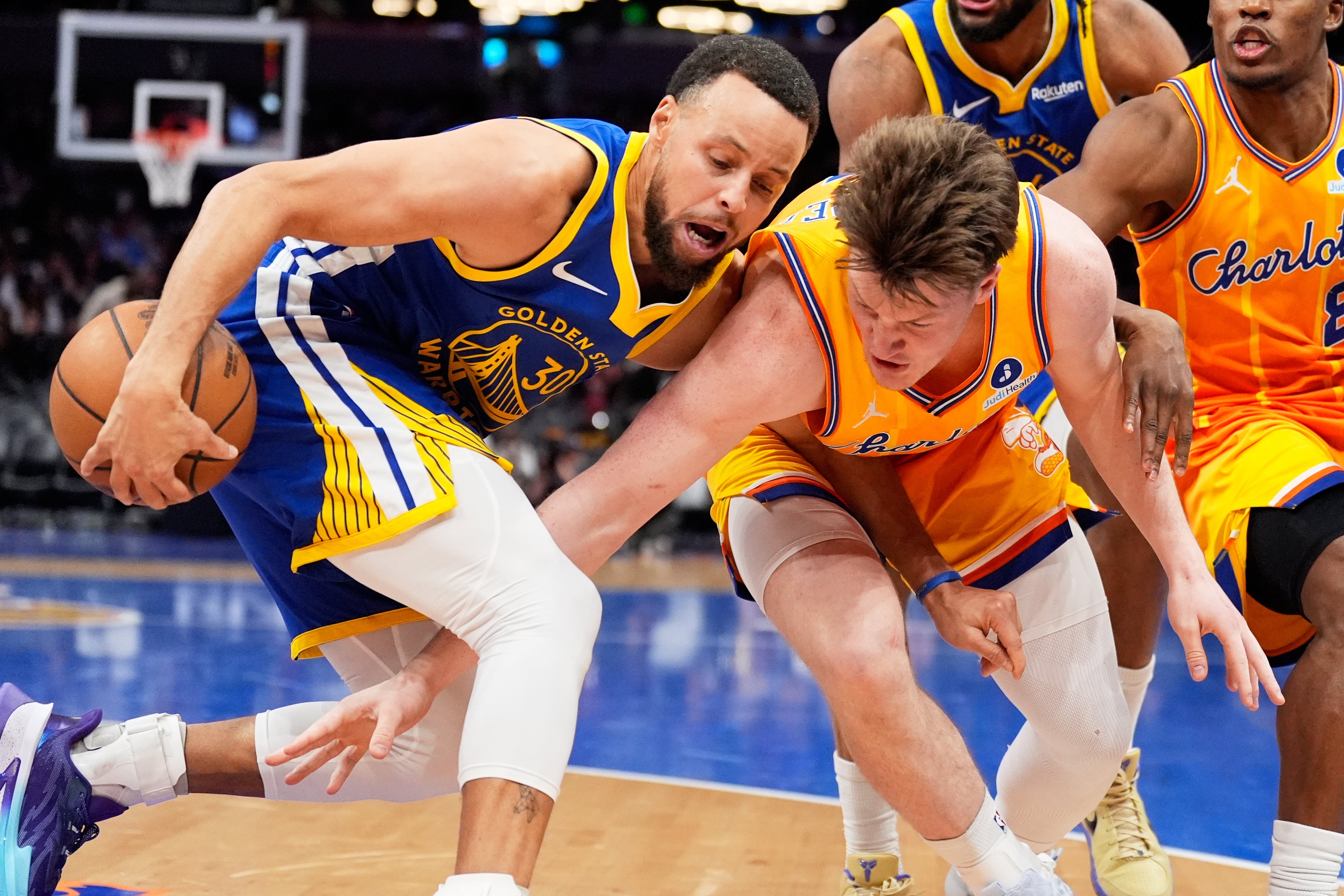 Curry anota 26 en su regreso a casa mientras Warriors vencen 132-125 a Hornets