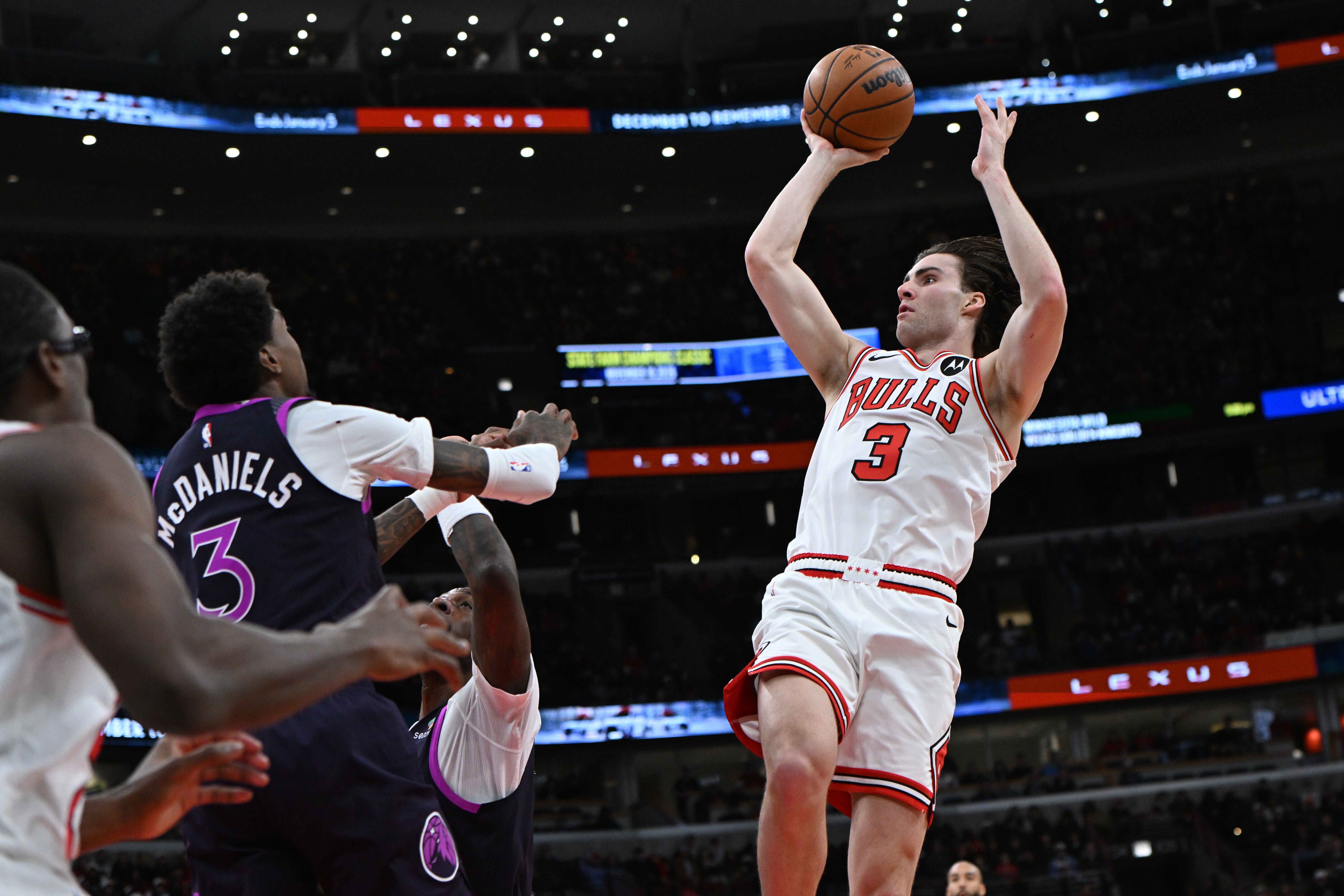 Josh Giddey y Coby White de los Bulls se perderán varios juegos por lesiones
