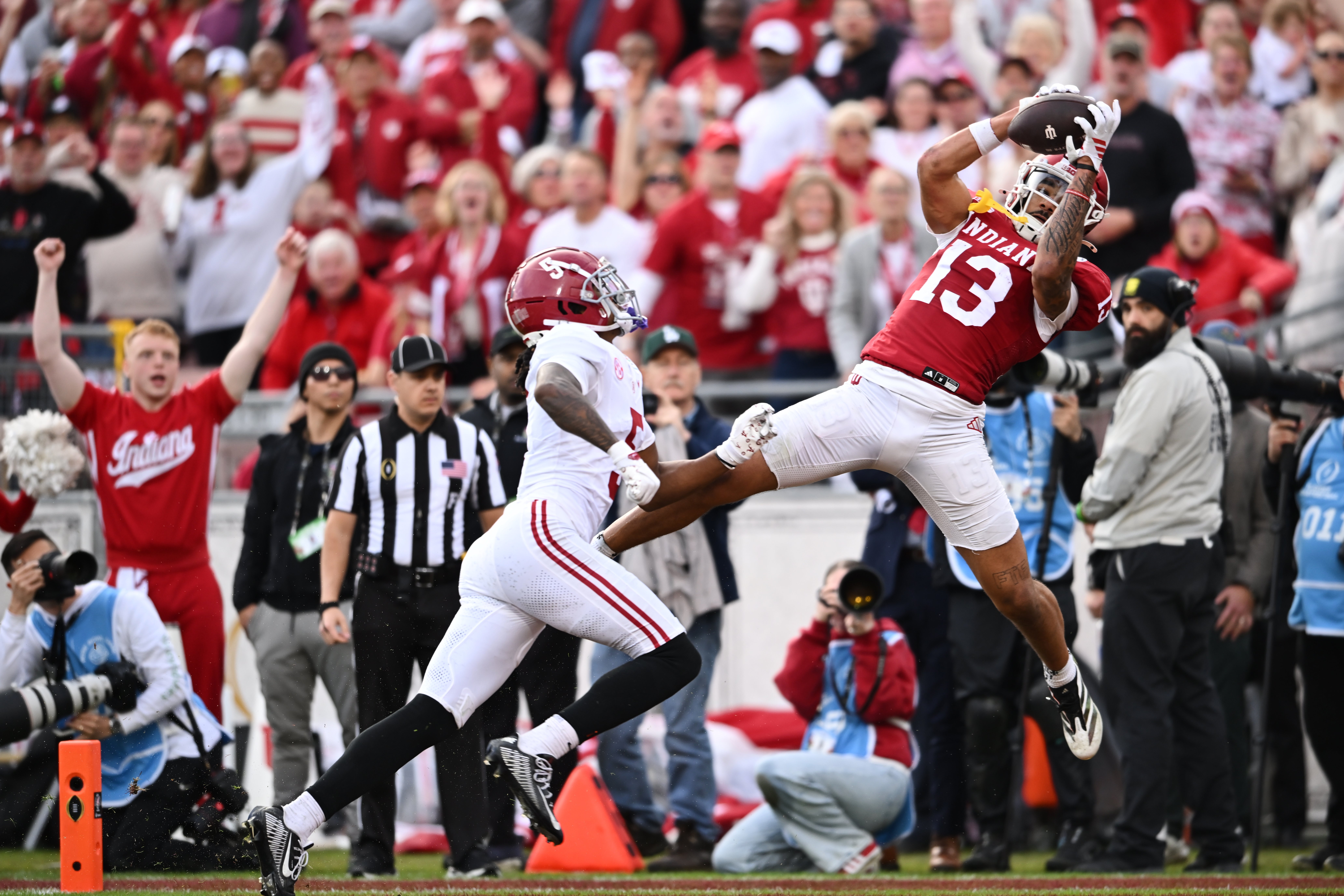 Indiana gana su primer Rose Bowl por 38-3 a Alabama para avanzar a semifinales del CFP