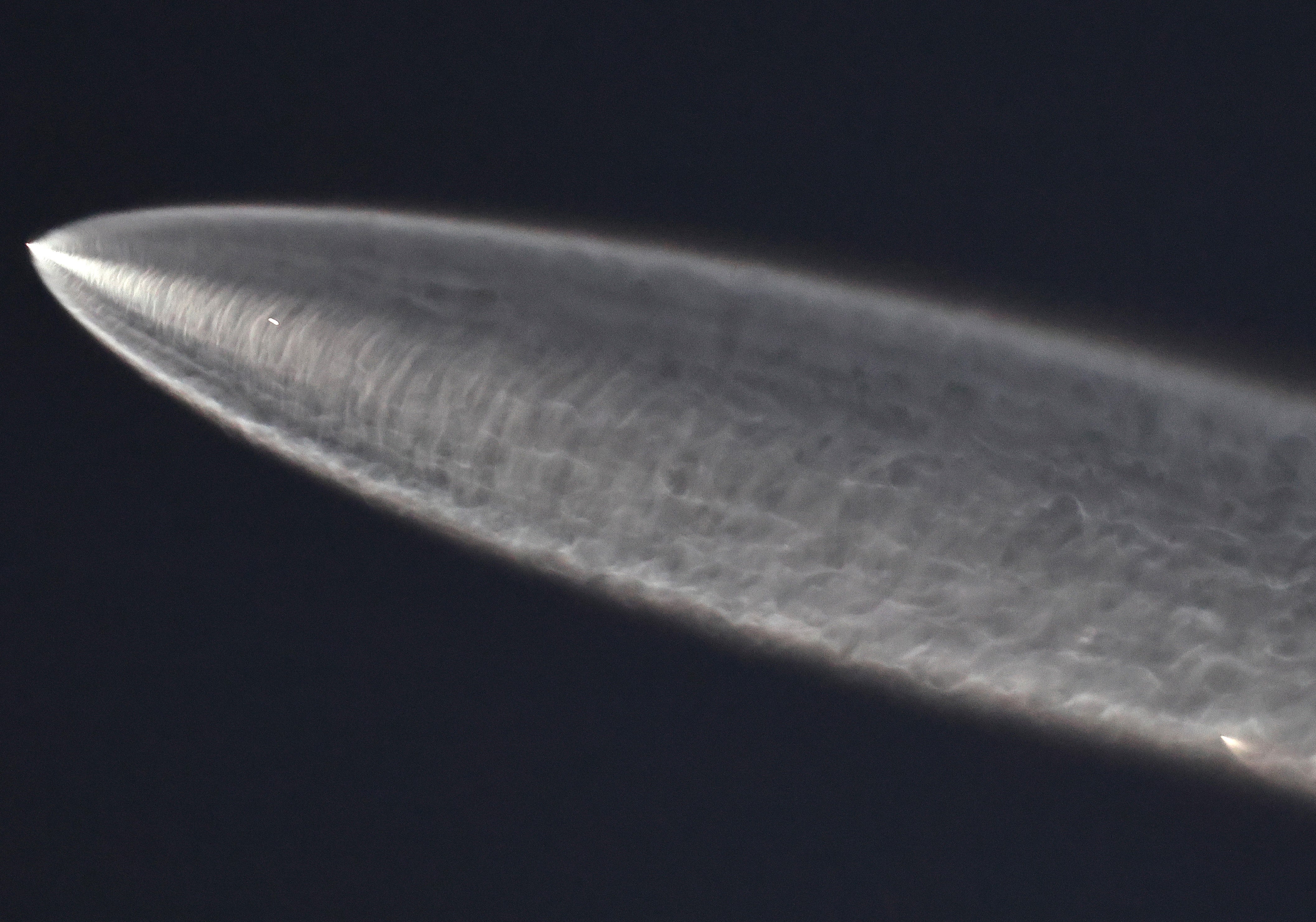 Un cohete Falcon 9 de SpaceX se eleva tras despegar de la base espacial de Vandenberg (California, EE. UU.) transportando 28 satélites de Internet Starlink