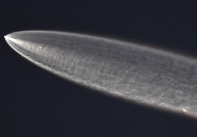 <p>Un cohete Falcon 9 de SpaceX se eleva tras despegar de la base espacial de Vandenberg (California, EE. UU.) transportando 28 satélites de Internet Starlink</p>