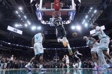 Volcada de Antetokounmpo en los últimos segundos da victoria a Bucks, 122-121 sobre Hornets