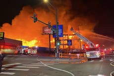 Bomberos combaten gran incendio en complejo de apartamentos en construcción en Denver