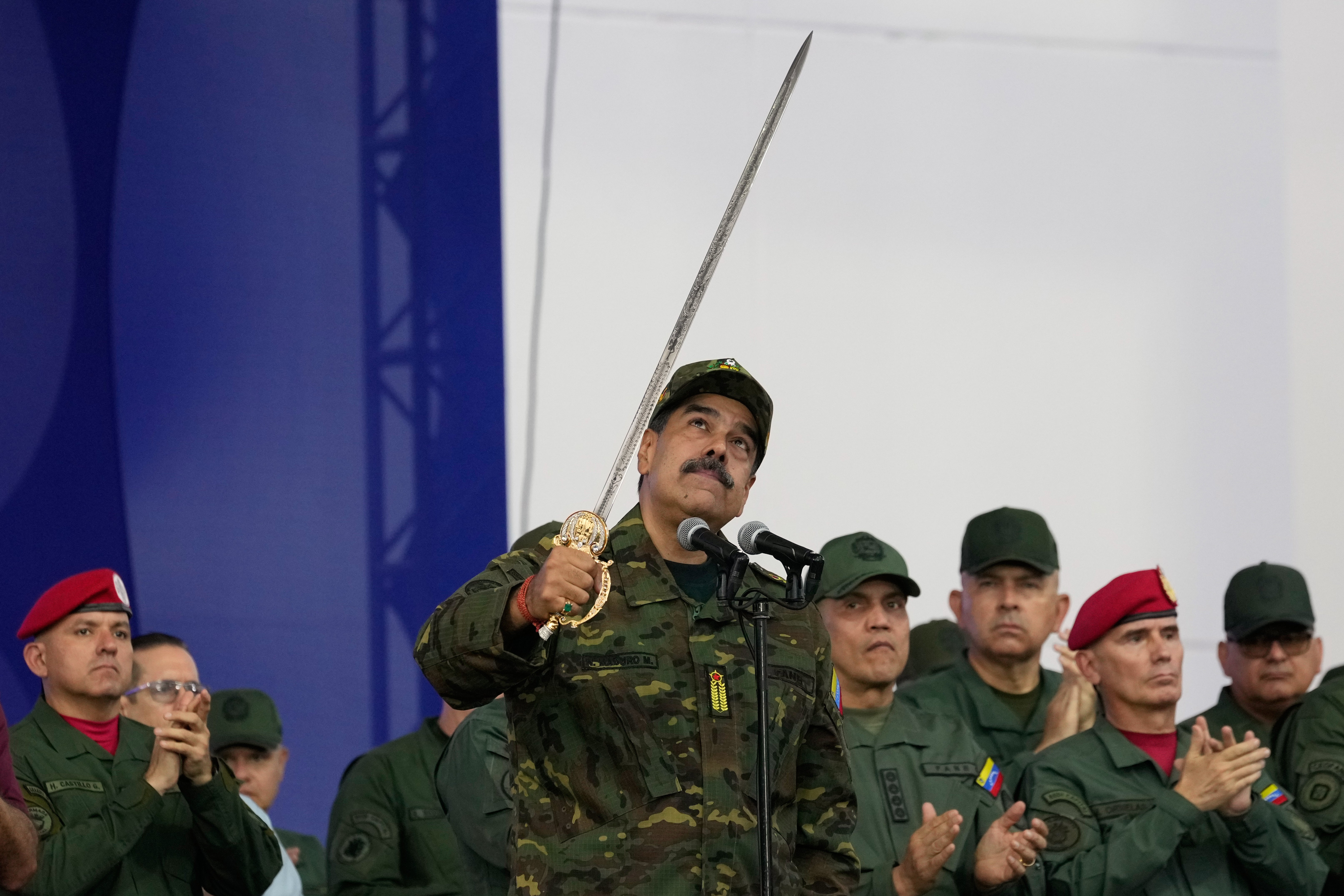 Nicolás Maduro blande una espada, según se dice.