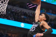 Davis anota 26 puntos y Christie 24 en victoria de Mavericks 110-104 sobre Rockets