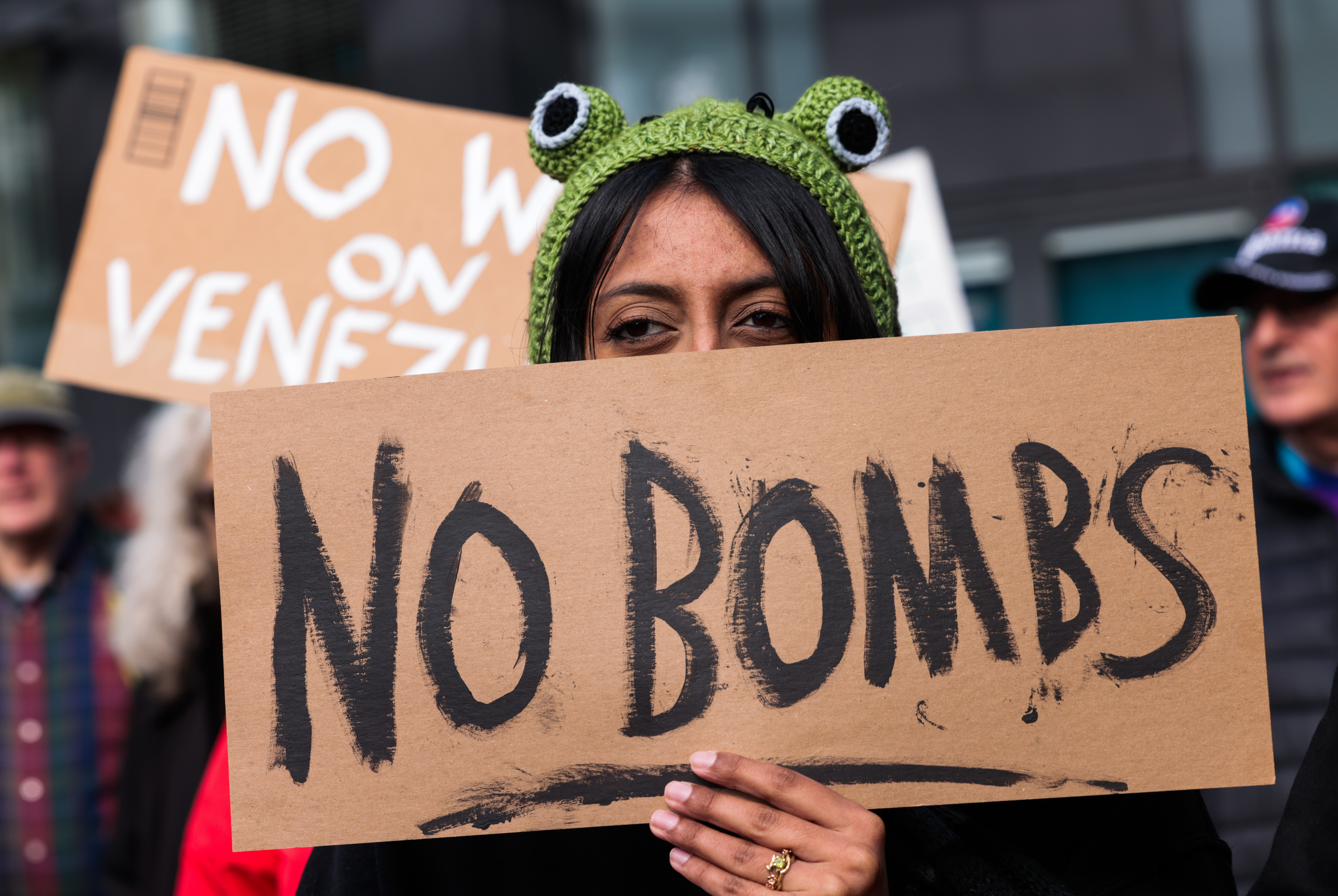 Horas después de la captura de Maduro, algunos salieron a las calles para protestar contra la operación estadounidense, mientras que otros la celebraron