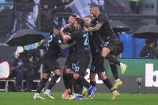 Nápoles vence 2-0 a Lazio en un partido que termina en caos con tres tarjetas rojas