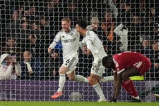 Liverpool sorprendido por gol tardío de Reed en empate 2 -2 con Fulham y Cunha rescata al Man United