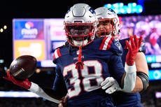 Rhamondre Stevenson anota tres veces y los Patriots vencen 38-10 a los Dolphins