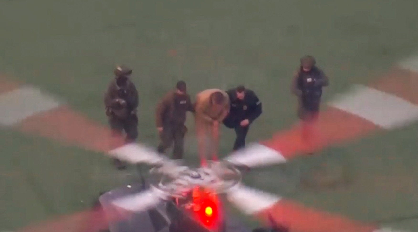 Una vista aérea muestra a Maduro siendo trasladado de un vehículo a un helicóptero, mientras se dirige al Palacio de Justicia de los Estados Unidos Daniel Patrick Moynihan en Manhattan