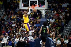 James y Doncic anotan 30 puntos cada uno para que Lakers superen 111-103 a Pelicans