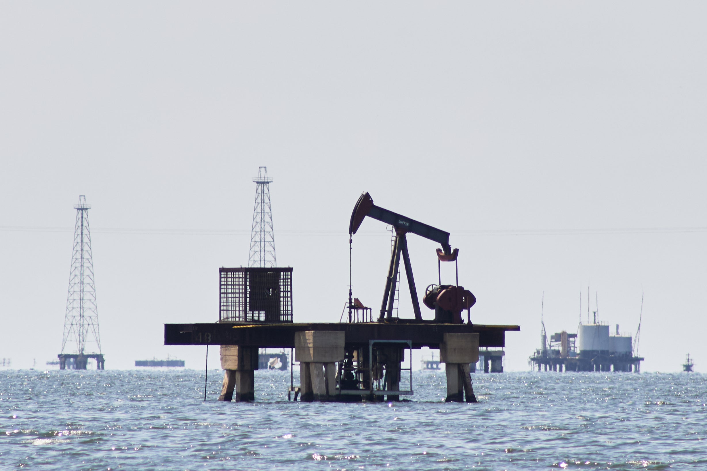 <p>Trump propuso un plan para el retorno de estas empresas al país, con el fin de reconstruir la deteriorada industria petrolera venezolana. </p>