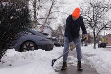 Tormentas invernales traen nieve, hielo y cierres de escuelas y carreteras a Nueva Inglaterra