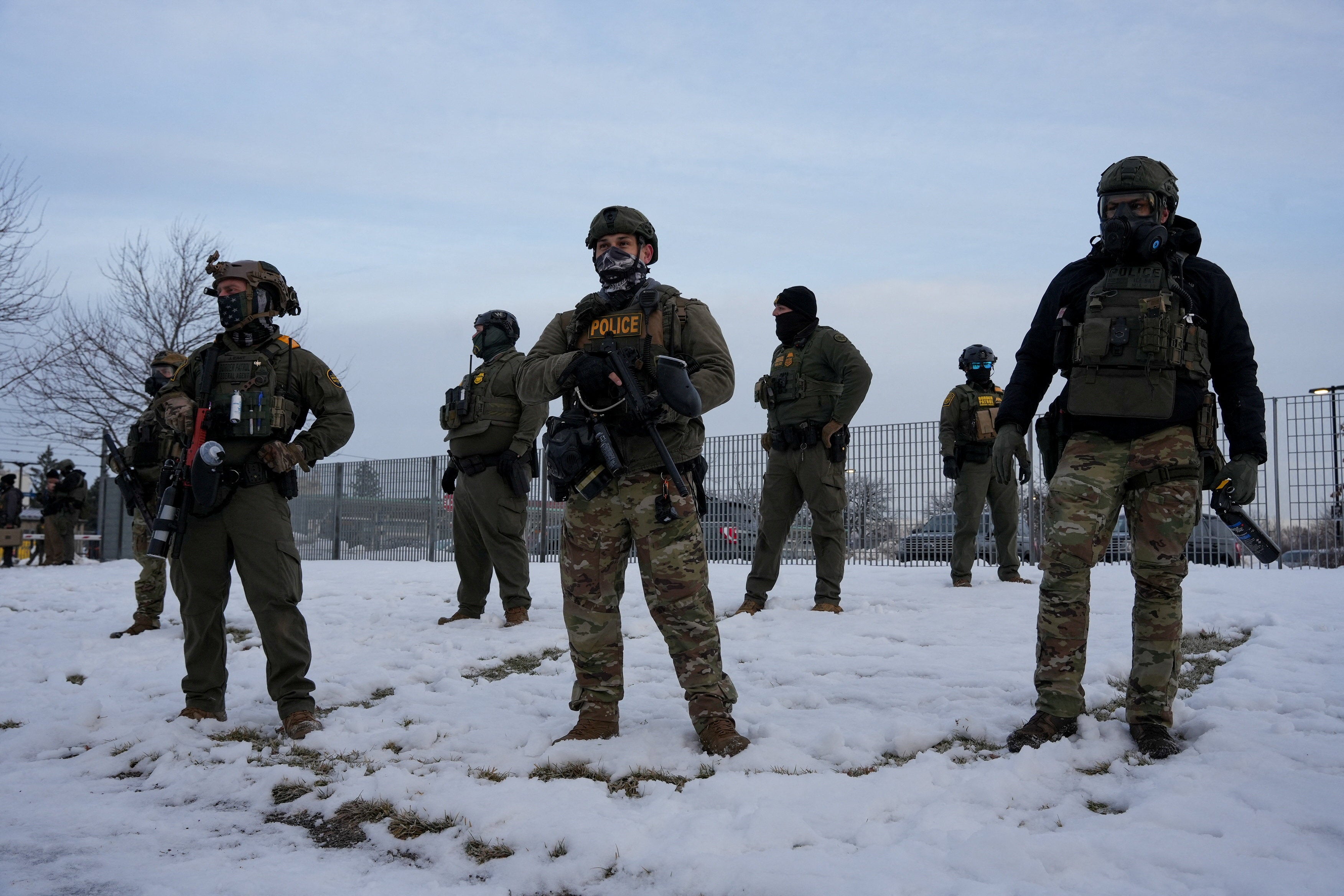 Agentes federales, incluidos de la Patrulla Fronteriza, confrontan a manifestantes en Minneapolis tras el tiroteo de Renee Nicole Good