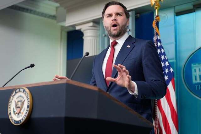<p>J. D. Vance subió al estrado de la Casa Blanca para hablar del tiroteo de ICE en Minnesota. Lo que siguió fue un juego de reproches sin poder aliviar las tensiones de la nación</p>