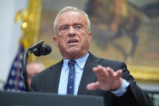 Juez bloquea intento de Trump de eliminar términos de inclusión en programa educativo