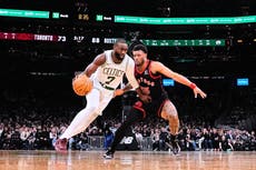 Pritchard anota 28 puntos y Celtics vencen 125-117 a Raptors disminuidos