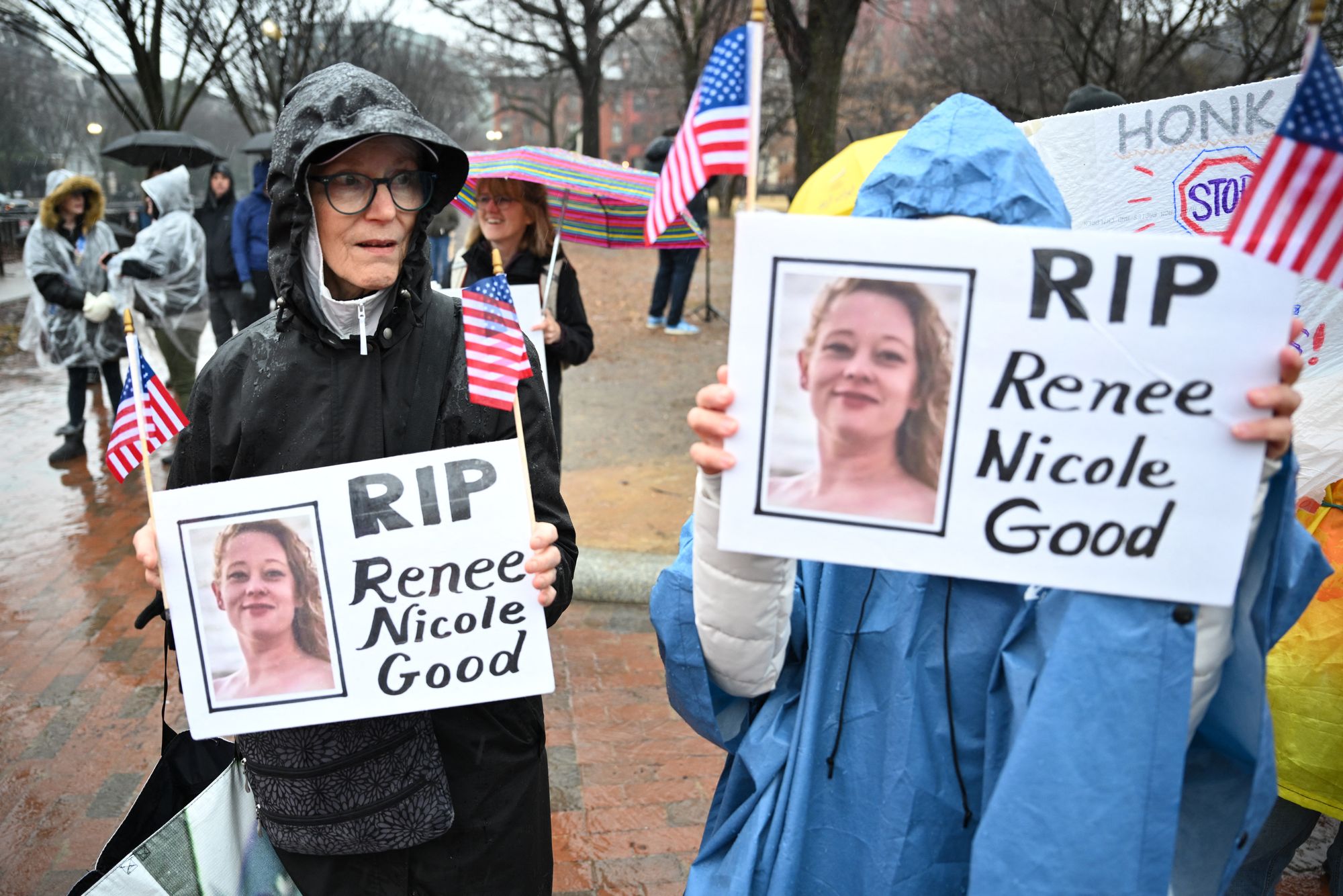 Residentes de Washington, D.C., sostienen carteles en recuerdo de Renee Nicole Good durante una protesta contra ICE en Lafayette Square