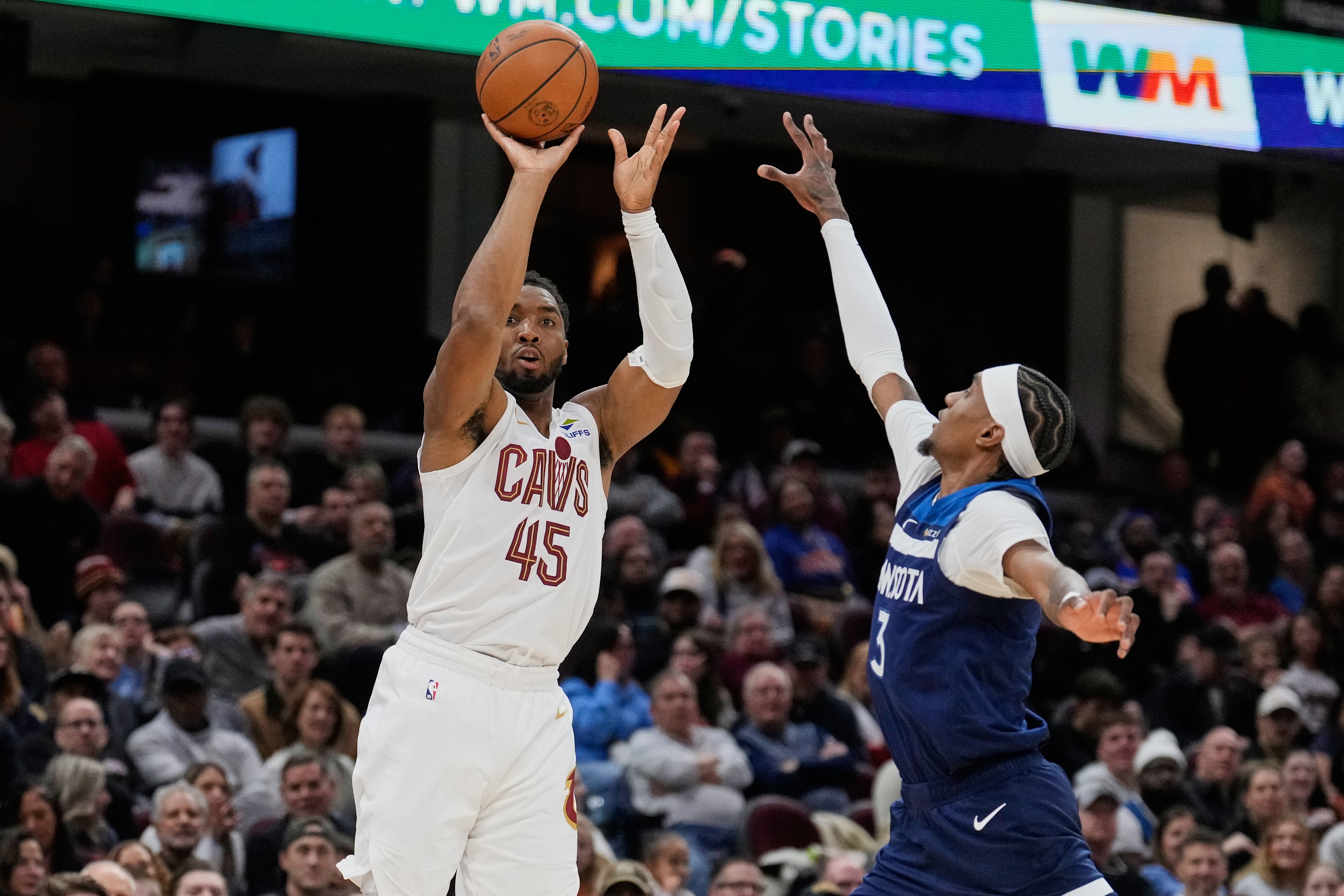 Donovan Mitchell anota 28 puntos en la victoria de los Cavaliers 146-134 sobre los Timberwolves
