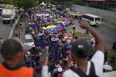 Venezolanos afines al oficialismo piden en las calles la libertad de Maduro y su esposa