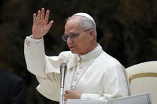 El papa León bautiza a 20 bebés en una tradición que marca el fin de la temporada navideña