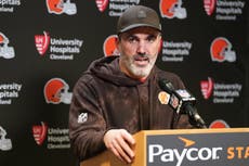 Falcons entrevistan al exentrenador de los Browns, Kevin Stefanski