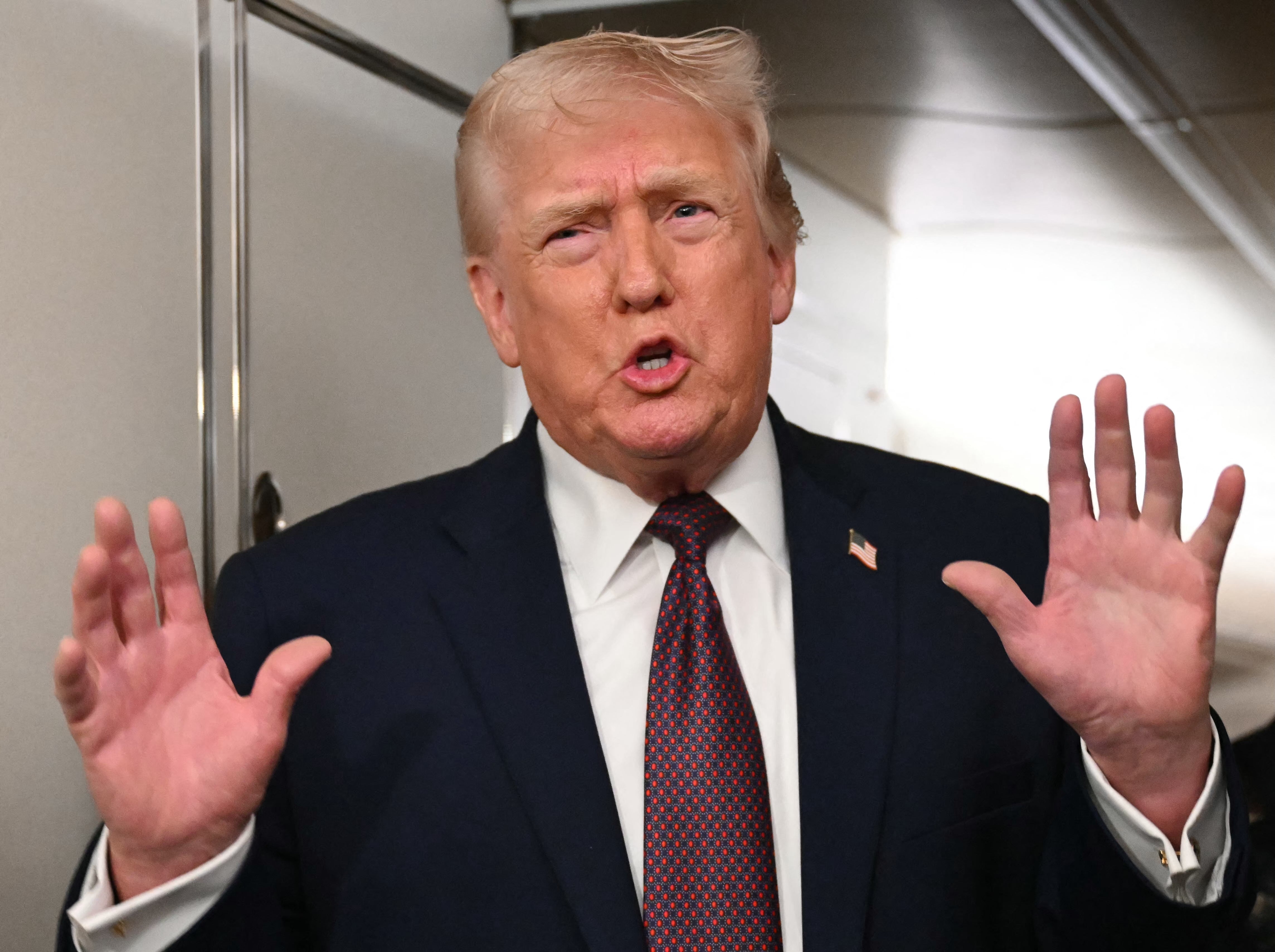 Trump bromea y se autodenomina “presidente interino” de Venezuela