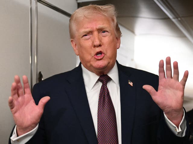 <p>El presidente de Estados Unidos, Donald Trump, habla con la prensa a bordo del Air Force One el domingo 11 de enero de 2026</p>