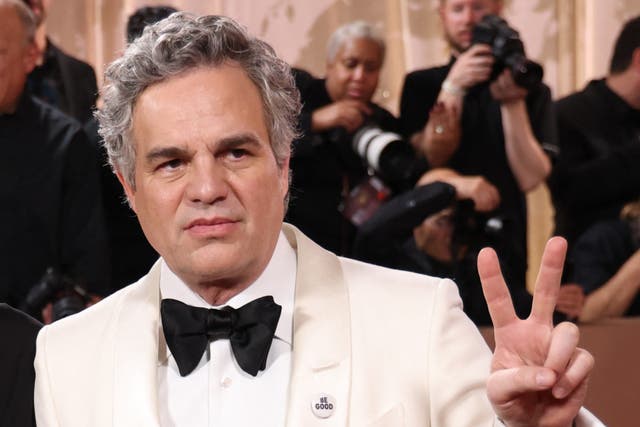 <p>Mark Ruffalo lució un pin de 'Be Good' en la alfombra roja de los Globos de Oro en protesta por el asesinato de Renee Nicole Good a manos del Servicio de Inmigración y Control de Aduanas (ICE)</p>