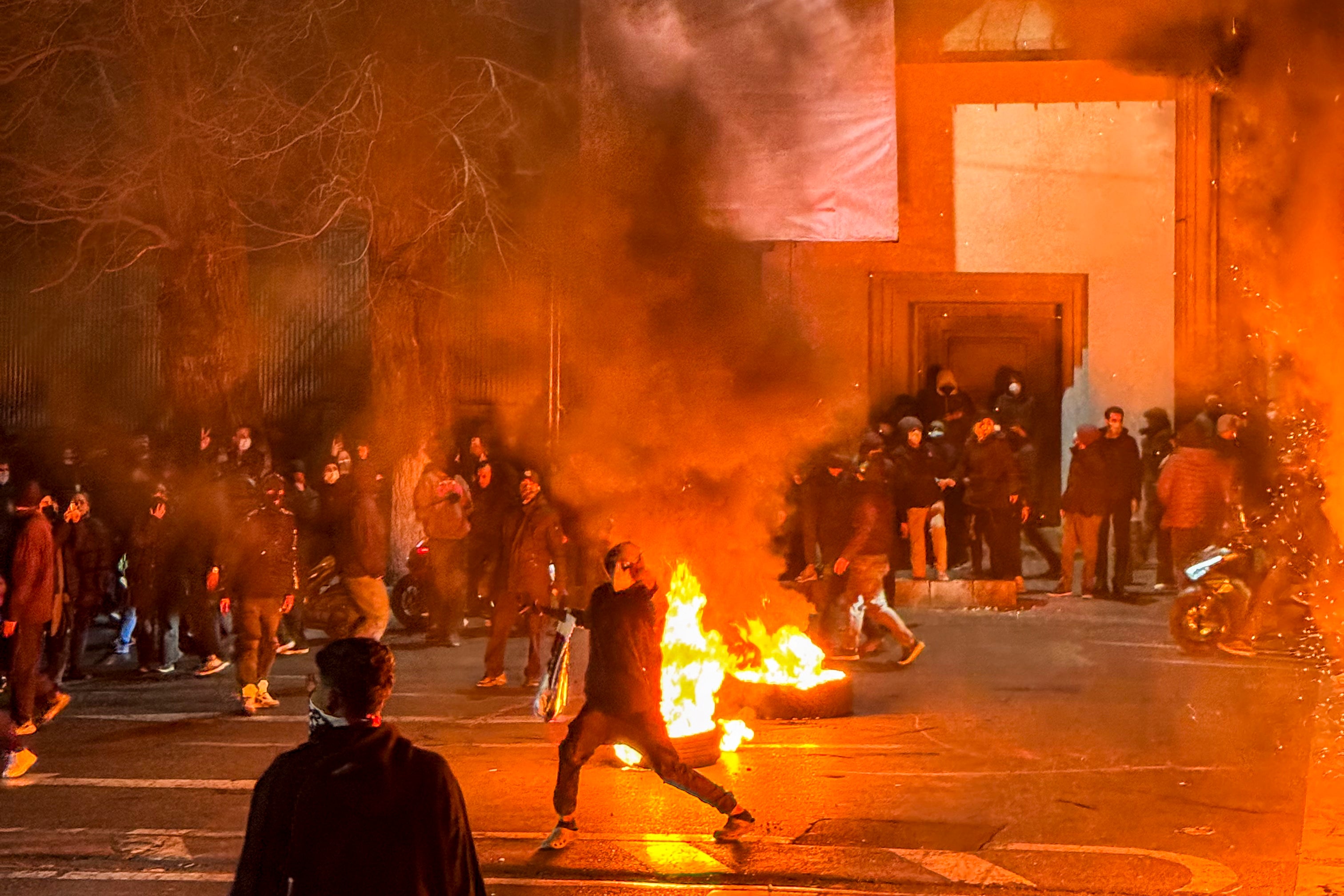 Los manifestantes han salido a las calles en Irán en respuesta a la aguda crisis económica, en un contexto de creciente descontento generalizado hacia el régimen clerical