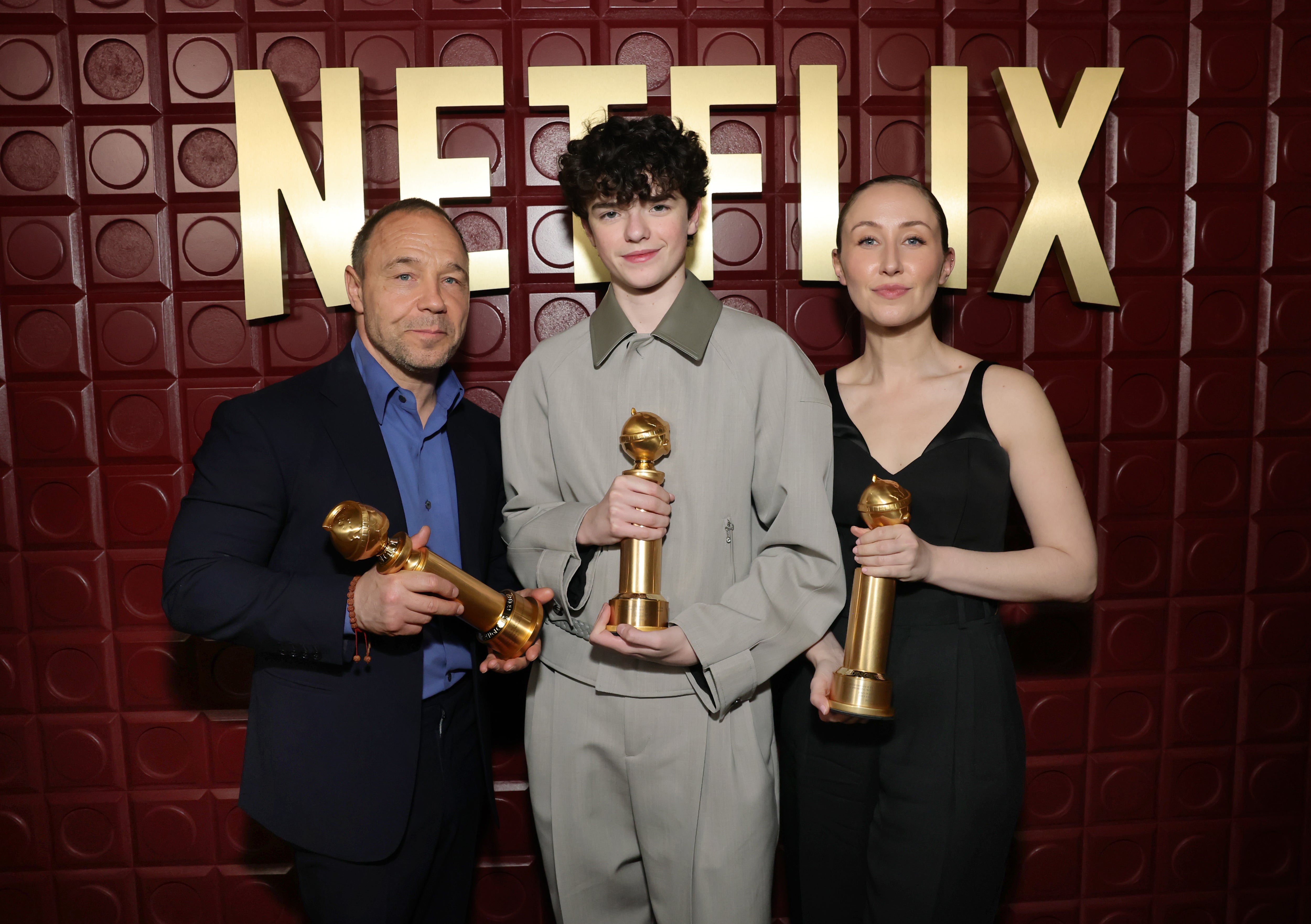 Los protagonistas de 'Adolescence' con sus Globos de Oro