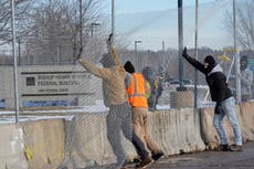 ICE impide que congresistas inspeccionen centro de detención en Minneapolis