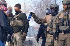 Agentes del ICE chocan auto y lanzan gas lacrimógeno a multitud en Minneapolis