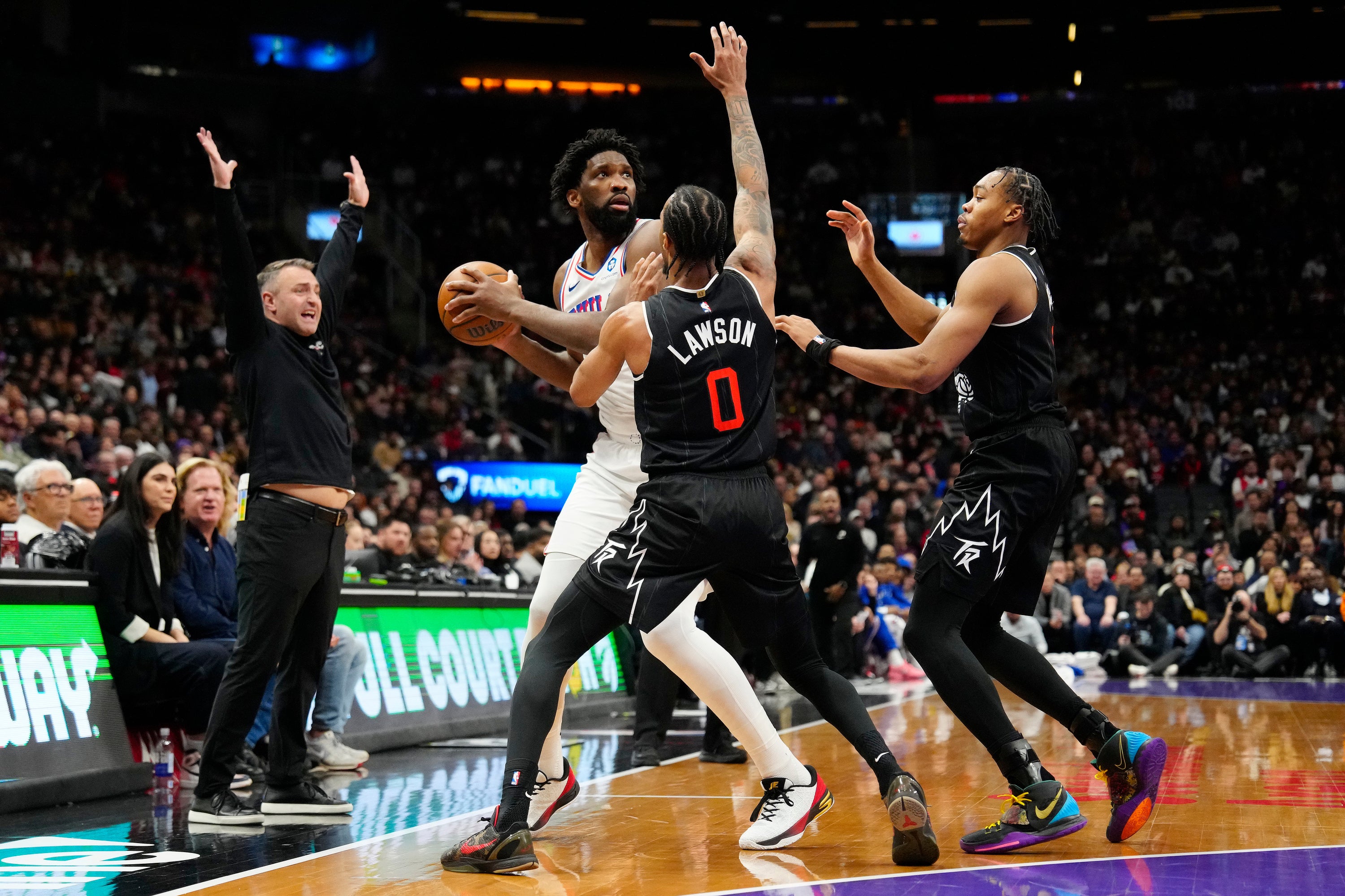 Los 76ers vencen 115-102 a los Raptors tras una primera mitad de 80 puntos