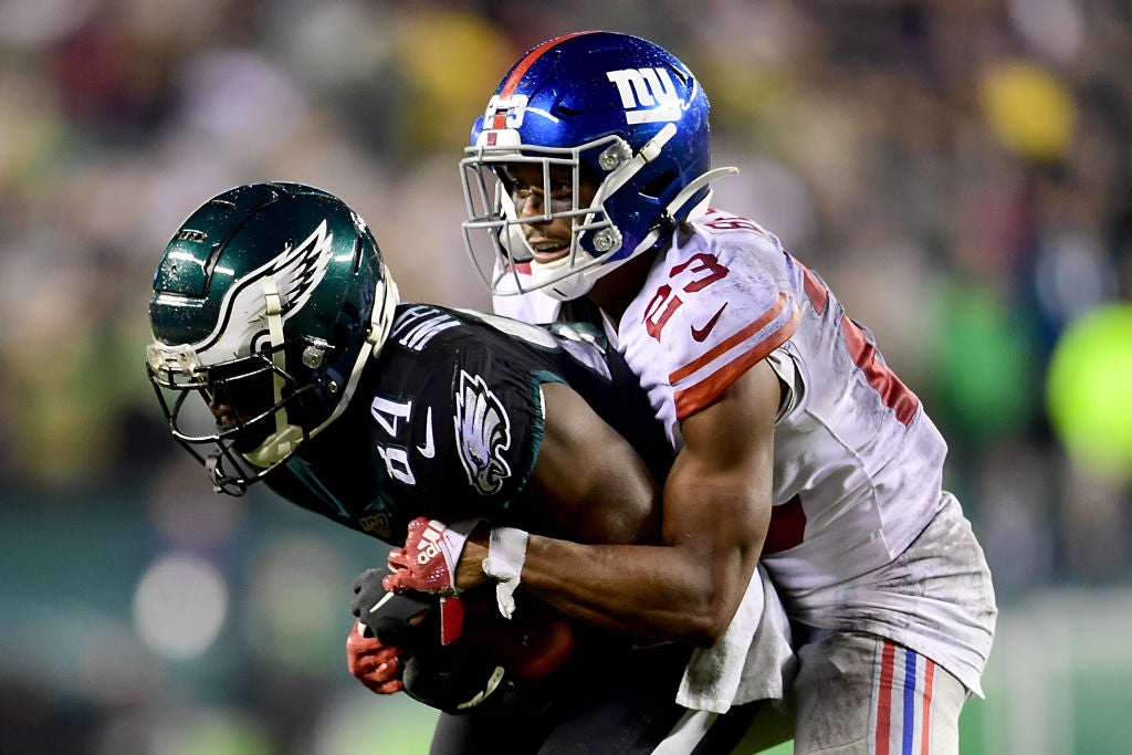 Beal (en la imagen, a la derecha) fue seleccionado por los Giants de Nueva York en 2018, aunque una lesión en el hombro lo apartó de las canchas antes de que comenzara la temporada.