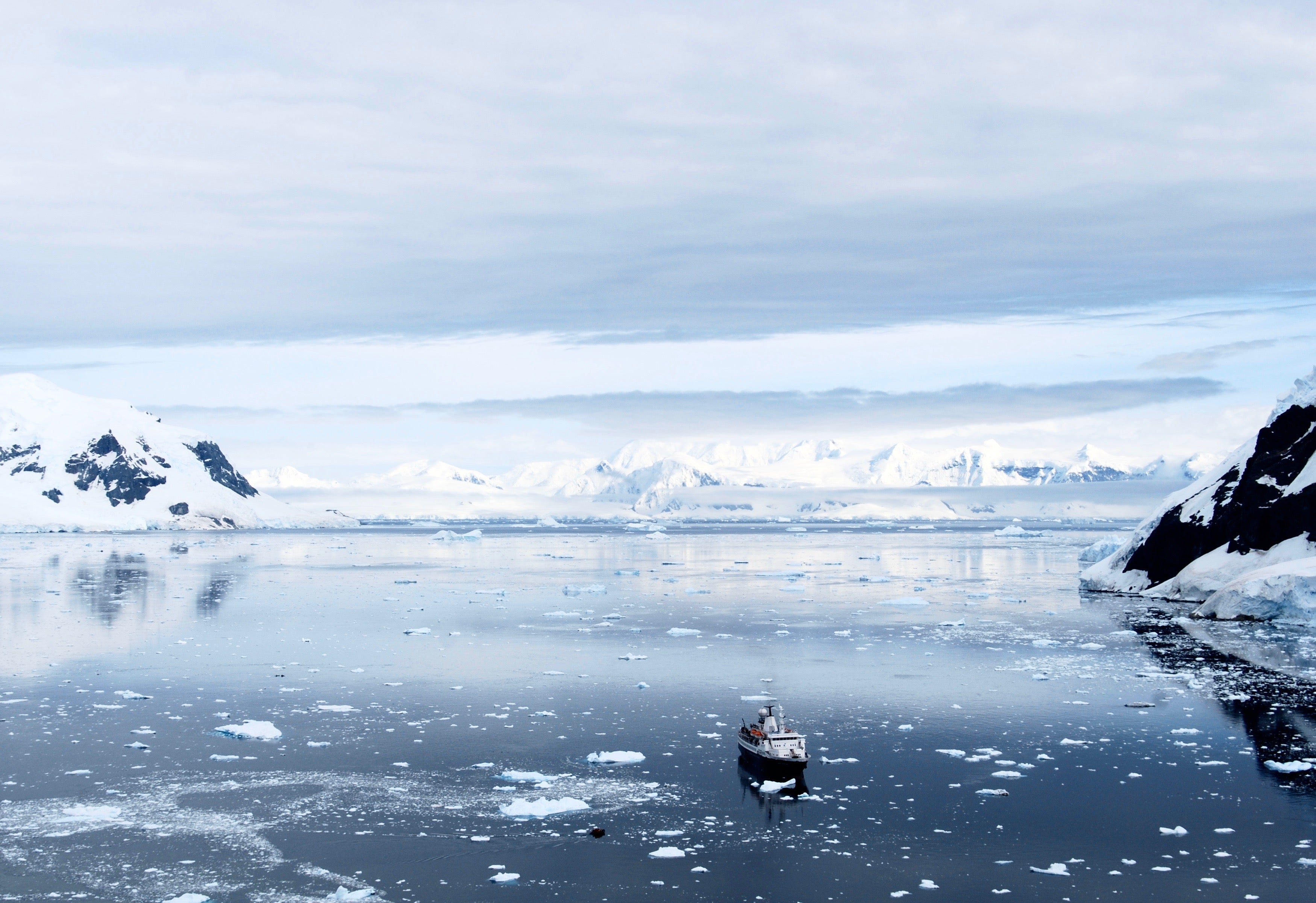 Los primeros dos conjuntos de muestras de núcleos de hielo de montaña alpina fueron extraídos del Mont Blanc en Francia y del Grand Combin en Suiza.