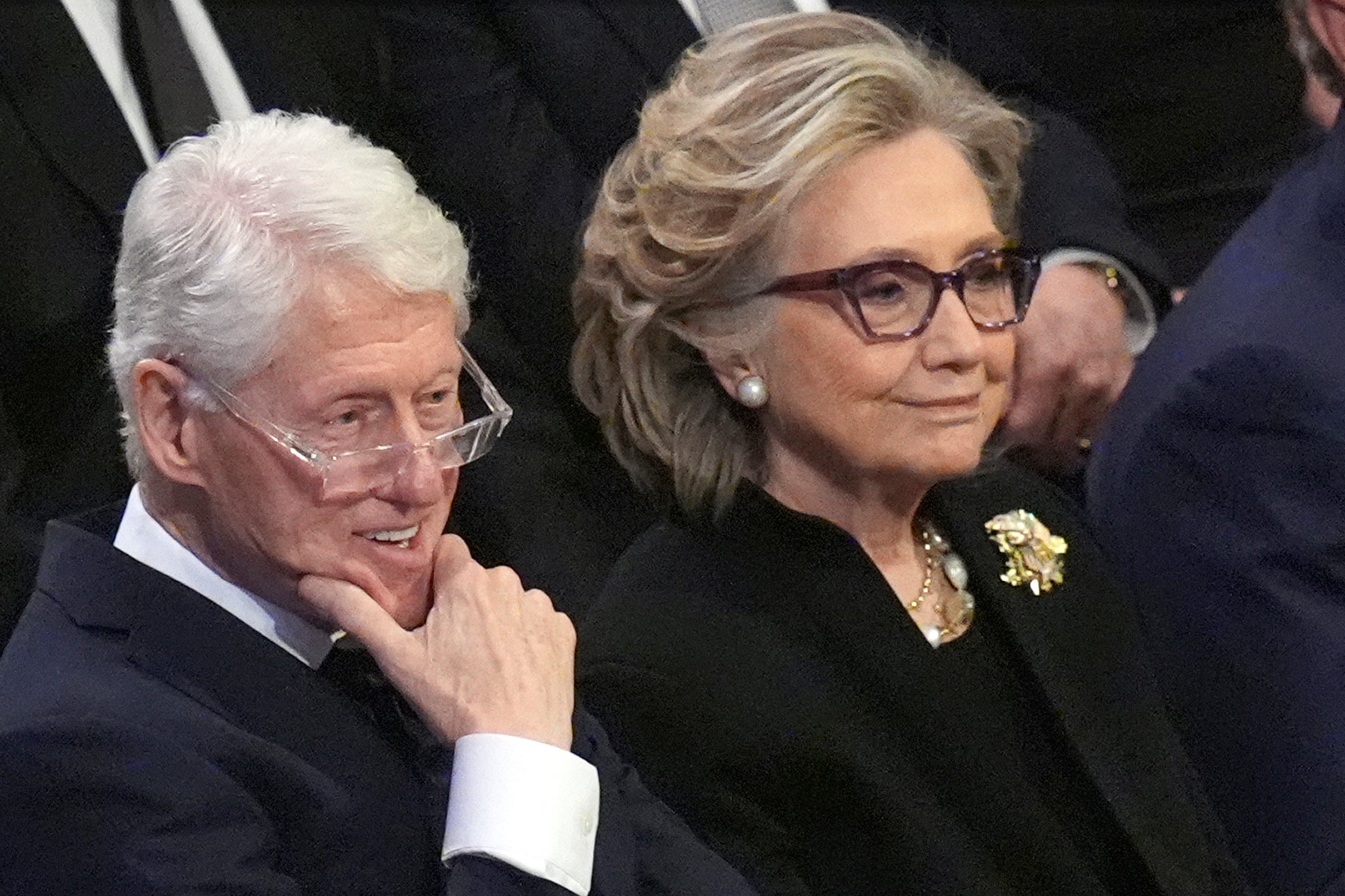 Los Clinton se niegan a testificar en investigación de Epstein; republicanos amenazan con acusarlos
