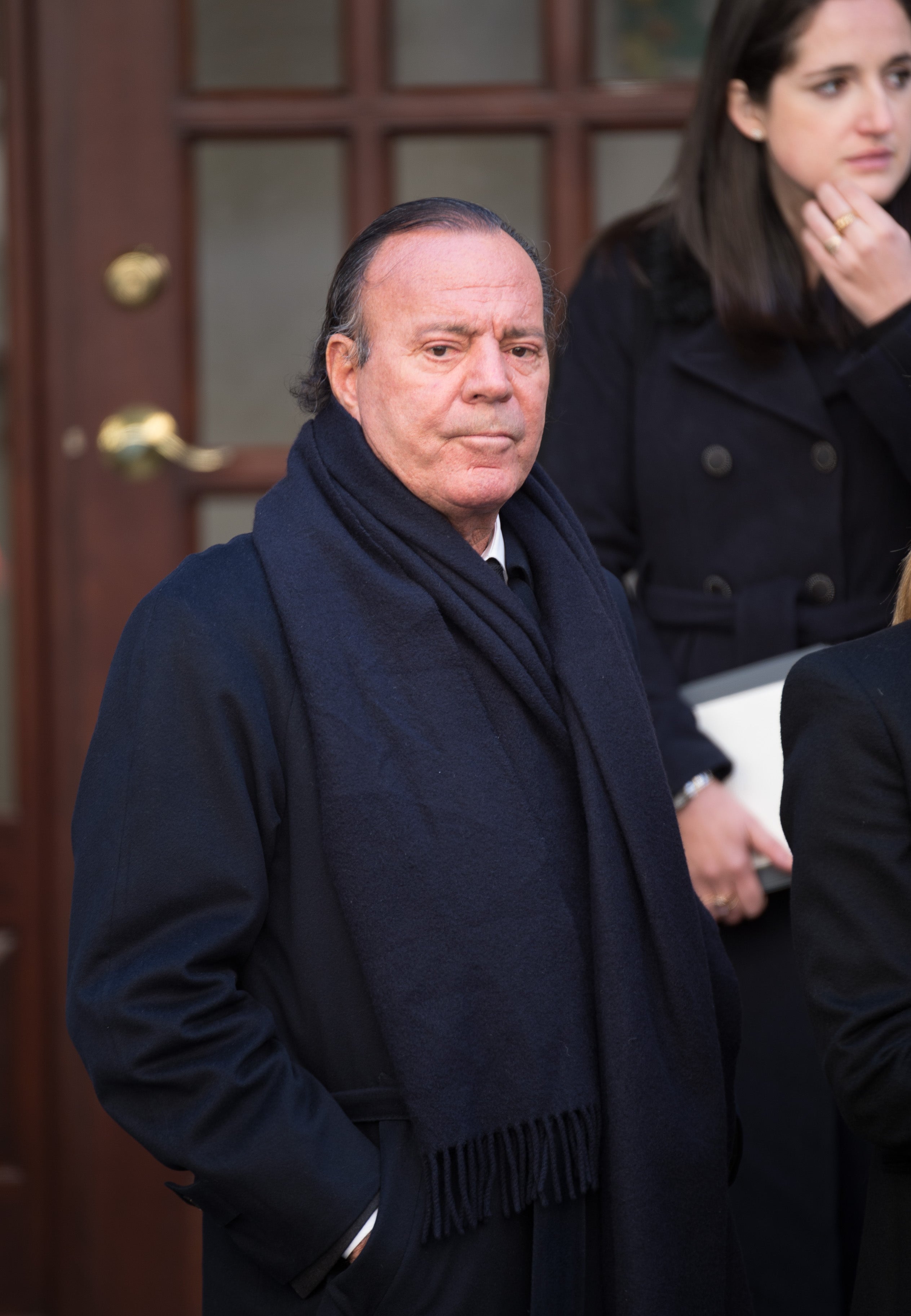 Iglesias se retira del funeral del diseñador de moda Oscar de la Renta en Nueva York en 2014