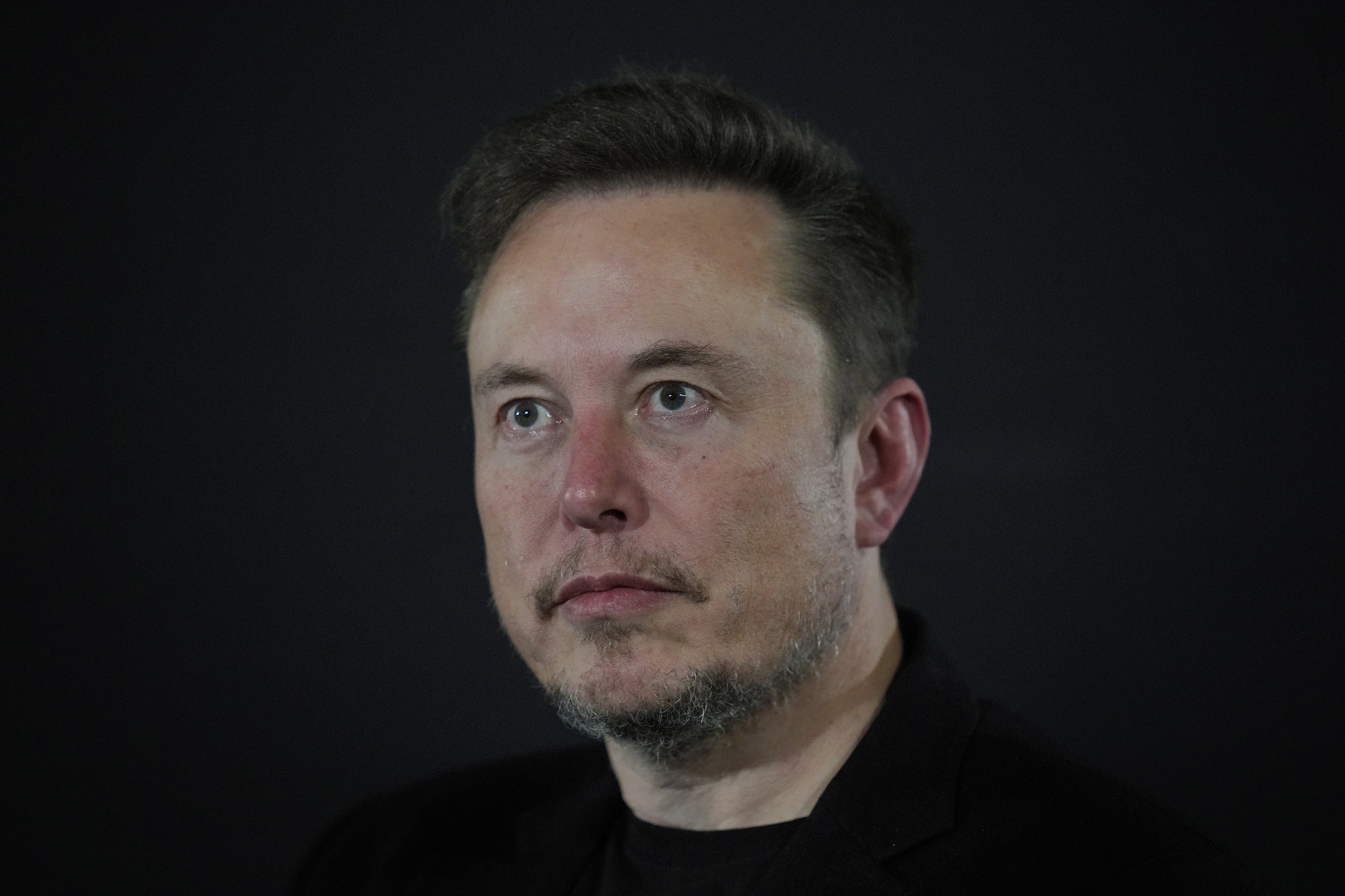 Más allá de las cuestiones políticas, la autoproclamada visión de Musk como un "absolutista de la libertad de expresión" llevó a su empresa a adoptar un enfoque más laxo respecto a las imágenes sexualizadas.