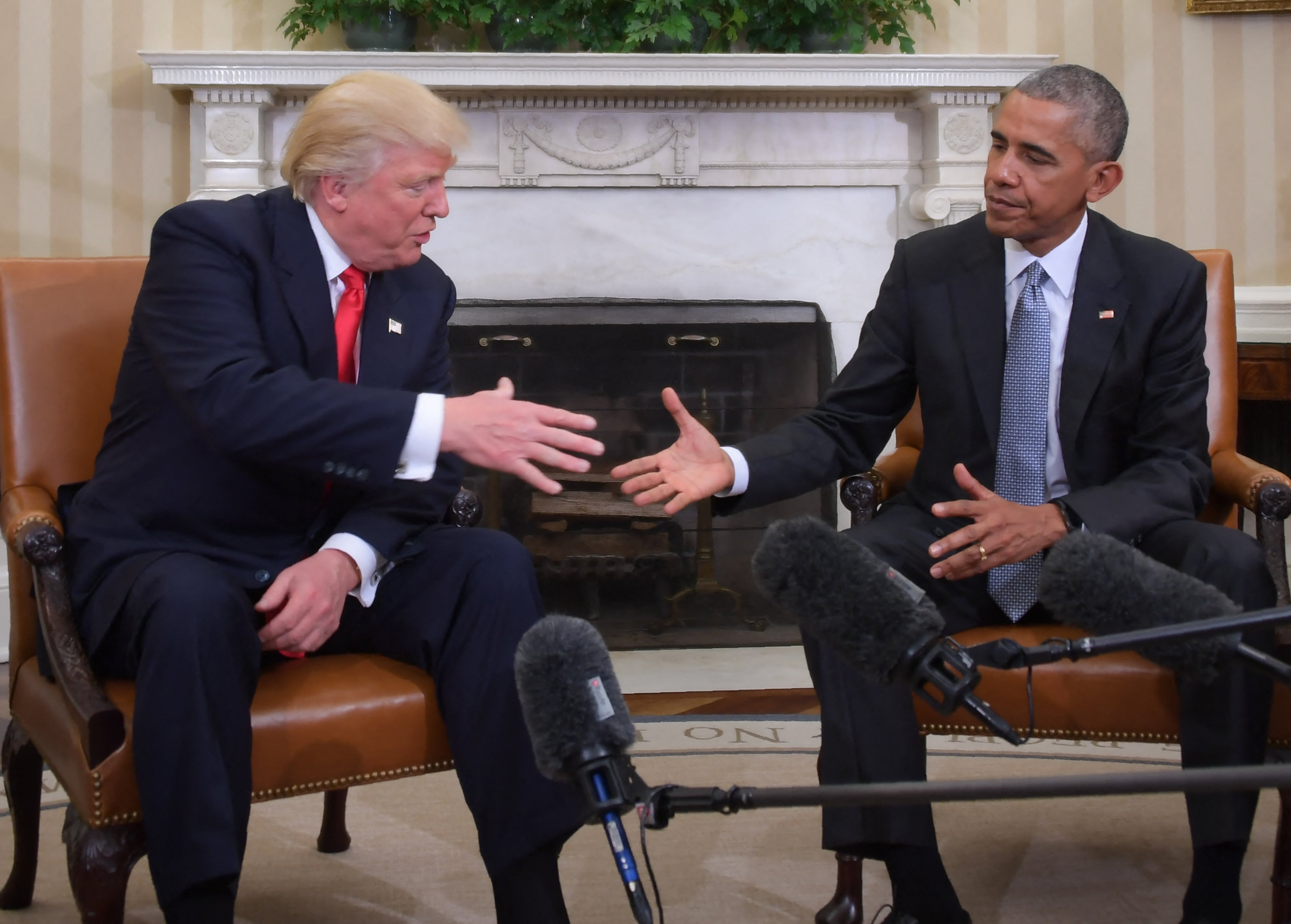 El entonces presidente Barack Obama y el presidente electo republicano Donald Trump se estrechan la mano durante una reunión de planificación de la transición en el Despacho Oval de la Casa Blanca, el 10 de noviembre de 2016