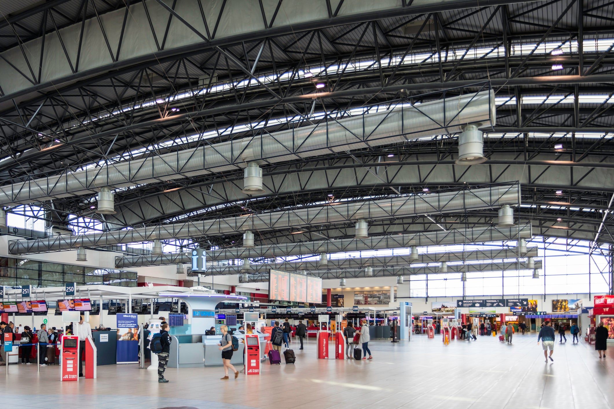A Natalie tampoco le impresionó la falta de bebederos en el aeropuerto de Praga