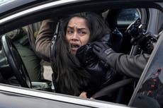 ICE arrastra a mujer de su auto en Minneapolis mientras grita :“¡Soy discapacitada!”