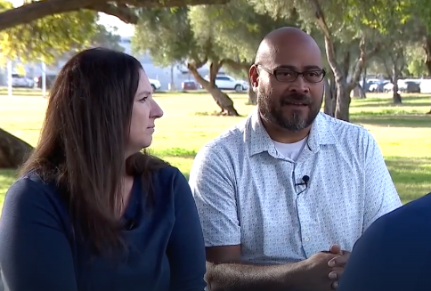 <p>Tamara Verhas y José Martínez relatan la detención de Martínez por parte de agentes de la Oficina de Aduanas y Protección de Fronteras de EE. UU. en un crucero de Carnival </p>