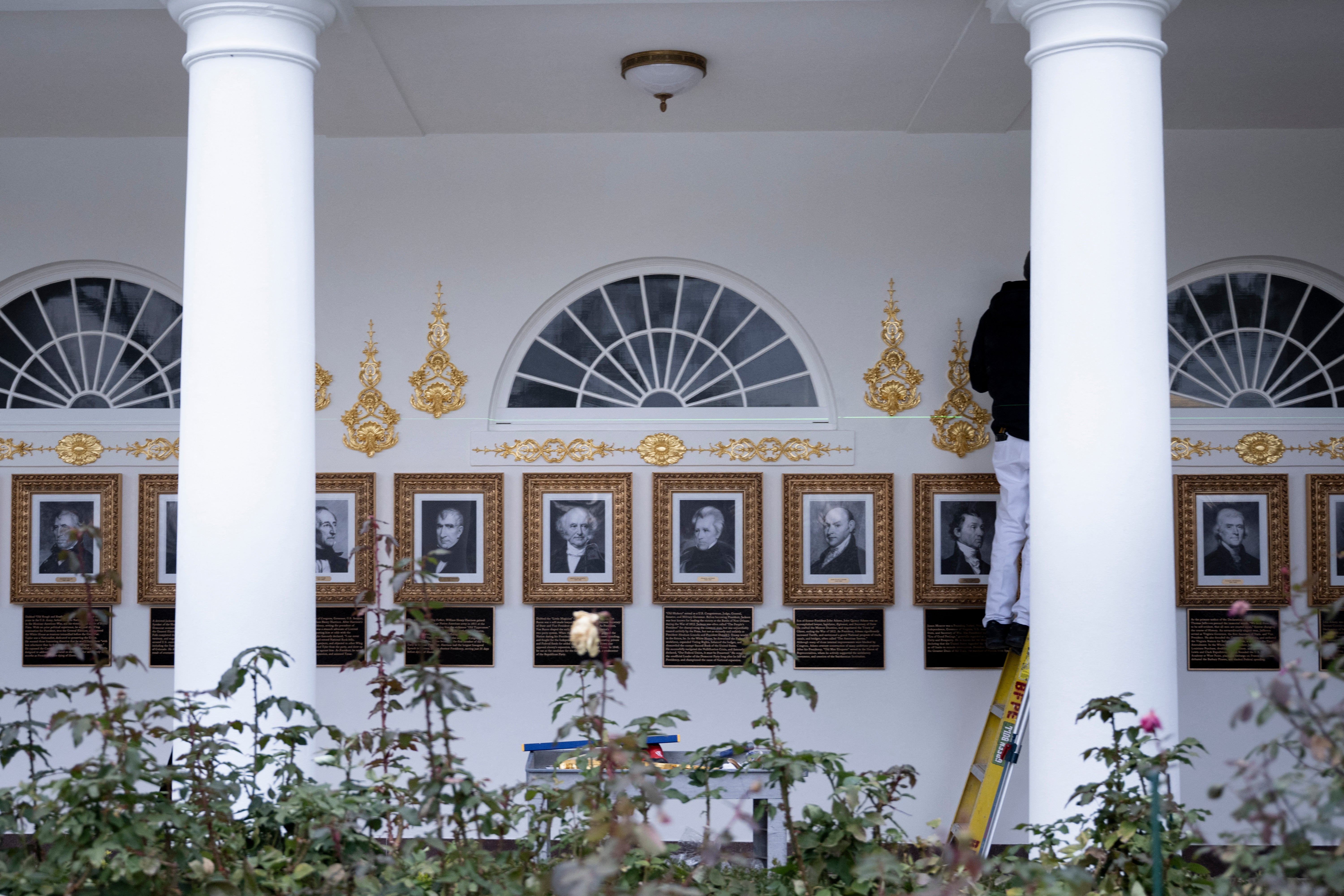 Trump instaló fotografías de cada uno de sus predecesores —además de dos por cada uno de sus propios mandatos no consecutivos y los de Grover Cleveland— como parte de lo que él llama el “Paseo de la Fama Presidencial”.