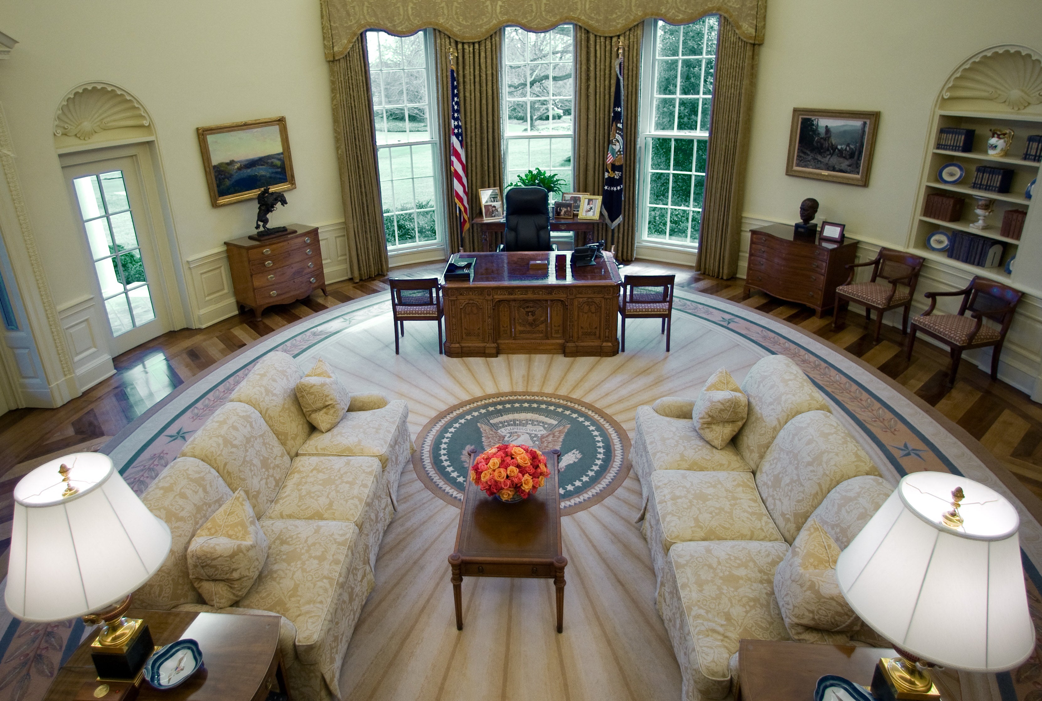 El Despacho Oval en un estado mucho más austero, mostrado en esta fotografía tomada un mes después del inicio del primer mandato de Barack Obama, en 2009